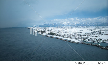 積雪の黒部川扇状地、黒部川河口付近からの眺め 積雪の黒部川扇状地、黒部川河口付近からの眺め 136016473