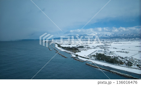 積雪の黒部川扇状地、黒部川河口付近からの眺め 136016476