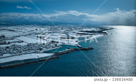 積雪の黒部川扇状地、黒部川河口付近からの眺め 積雪の黒部川扇状地、黒部川河口付近からの眺め 136016480