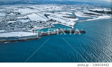 積雪の黒部川扇状地、黒部川河口付近からの眺め 積雪の黒部川扇状地、黒部川河口付近からの眺め 136016482