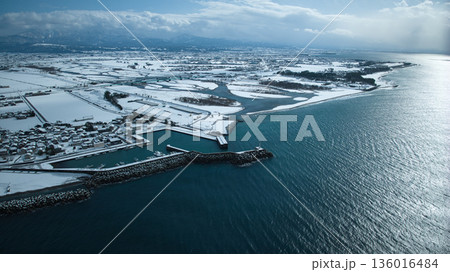 積雪の黒部川扇状地、黒部川河口付近からの眺め 136016484