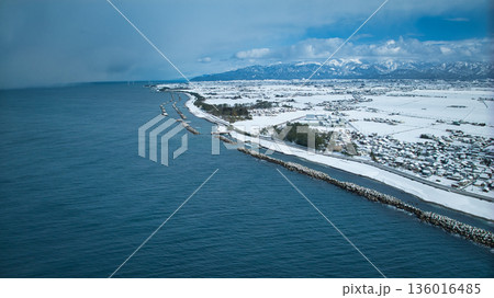 積雪の黒部川扇状地、黒部川河口付近からの眺め 積雪の黒部川扇状地、黒部川河口付近からの眺め 136016485