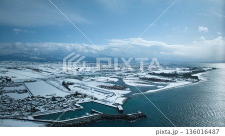 積雪の黒部川扇状地、黒部川河口付近からの眺め 136016487