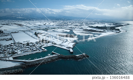 積雪の黒部川扇状地、黒部川河口付近からの眺め 136016488