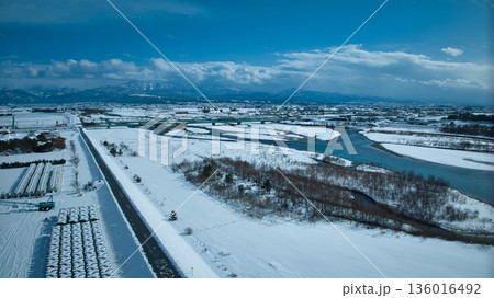 積雪の黒部川扇状地、黒部川河口付近からの眺め 136016492