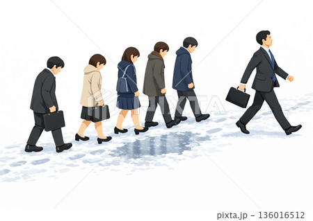 雪道に足元がおびつかない人たち、雪に慣れているサラリーマン　 136016512