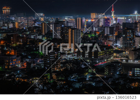 高台から望む別府市の夜景 高台から望む別府市の夜景 136016523