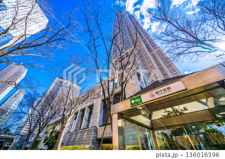 日本の東京都市景観 東京都庁や都庁前駅などを望む…＝令和8年1月25日 136016596