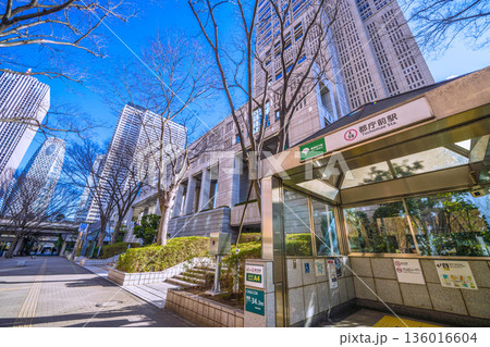 日本の東京都市景観 東京都庁や都庁前駅などを望む…＝令和8年1月25日 136016604