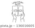 バレンタインにプレゼントを渡す女性の手 136016605