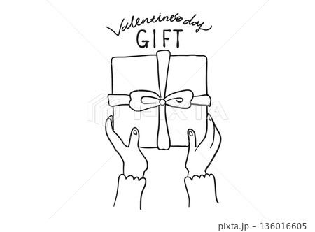 バレンタインにプレゼントを渡す女性の手 136016605