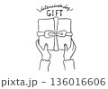 バレンタインにプレゼントを渡す女性の手 136016606