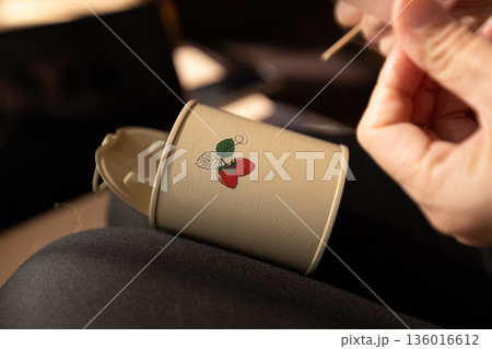転写シールを白いリメ缶に貼っている女性の手元 136016612