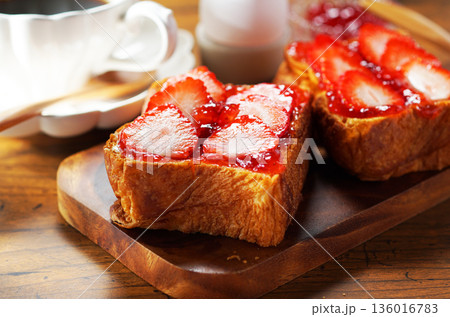 朝食イメージ・苺ジャムのバタートーストにフレッシュいちごを載せて 136016783