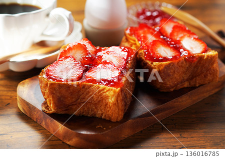 朝食イメージ・苺ジャムのバタートーストにフレッシュいちごを載せて 136016785