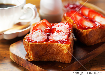 朝食イメージ・苺ジャムのバタートーストにフレッシュいちごを載せて 朝食イメージ・苺ジャムのバタートーストにフレッシュいちごを載せて 136016793