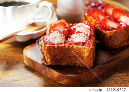 朝食イメージ・苺ジャムのバタートーストにフレッシュいちごを載せて 朝食イメージ・苺ジャムのバタートーストにフレッシュいちごを載せて 136016797