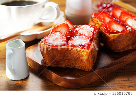 朝食イメージ・苺ジャムのバタートーストにフレッシュいちごを載せて 136016799