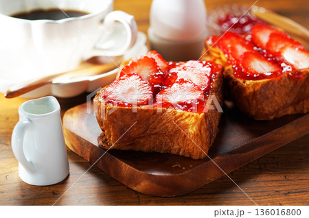 朝食イメージ・苺ジャムのバタートーストにフレッシュいちごを載せて 朝食イメージ・苺ジャムのバタートーストにフレッシュいちごを載せて 136016800