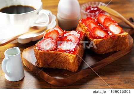 朝食イメージ・苺ジャムのバタートーストにフレッシュいちごを載せて 朝食イメージ・苺ジャムのバタートーストにフレッシュいちごを載せて 136016801