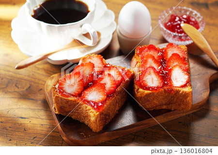 朝食イメージ・苺ジャムのバタートーストにフレッシュいちごを載せて 136016804