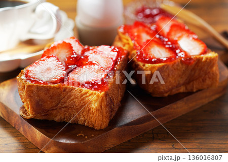 朝食イメージ・苺ジャムのバタートーストにフレッシュいちごを載せて 136016807