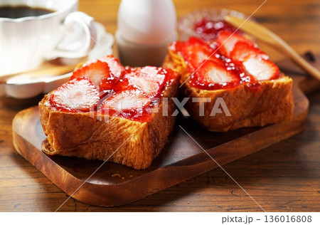 朝食イメージ・苺ジャムのバタートーストにフレッシュいちごを載せて 朝食イメージ・苺ジャムのバタートーストにフレッシュいちごを載せて 136016808