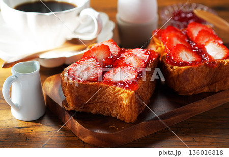 朝食イメージ・苺ジャムのバタートーストにフレッシュいちごを載せて 136016818