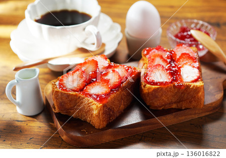 朝食イメージ・苺ジャムのバタートーストにフレッシュいちごを載せて 朝食イメージ・苺ジャムのバタートーストにフレッシュいちごを載せて 136016822