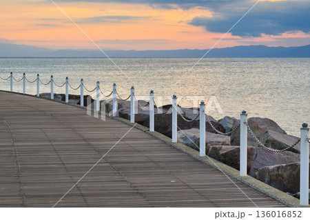 江ノ島　片瀬漁港　西プロムナードの夕景（神奈川県藤沢市） 136016852