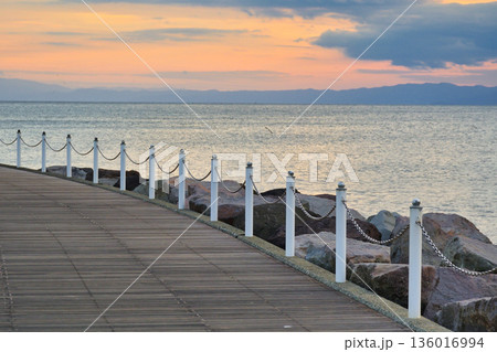 江ノ島　片瀬漁港　西プロムナードの夕景（神奈川県藤沢市） 136016994