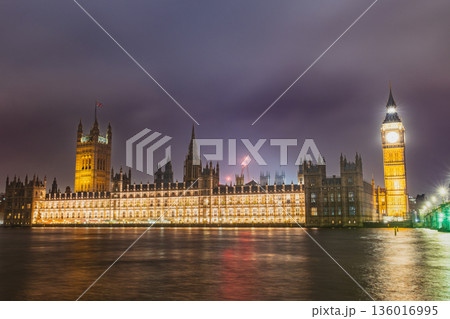 ロンドン 夜のテムズ川とウェストミンスター宮殿 ロンドン 夜のテムズ川とウェストミンスター宮殿 136016995