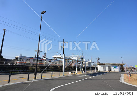長森駅(ながもりえき)高山本線の北口 長森駅(ながもりえき)高山本線の北口 136017001