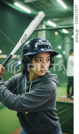 バッティングセンターで野球を楽しむ日本人女性 136017477