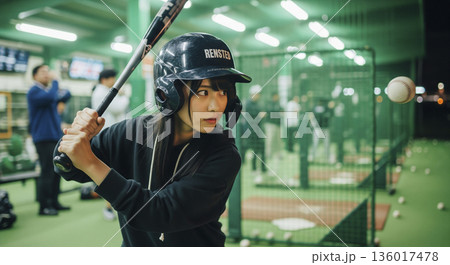 バッティングセンターで野球を楽しむ日本人女性 136017478