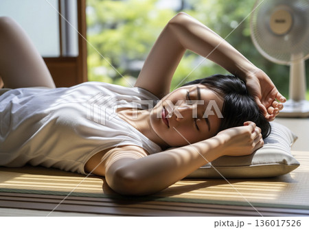 畳の部屋で横になって休む日本人女性 畳の部屋で横になって休む日本人女性 136017526