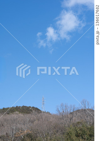 山の上に建てられた送電線の鉄塔 136017682