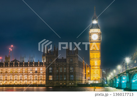 ロンドン 夜のテムズ川とウェストミンスター宮殿 ロンドン 夜のテムズ川とウェストミンスター宮殿 136017713