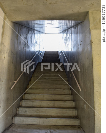地上へとつづく階段のイメージ 136017735