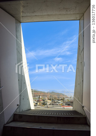 地上へとつづく階段のイメージ 136017736