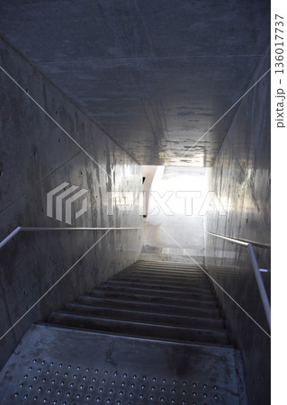 地上へとつづく階段のイメージ 136017737