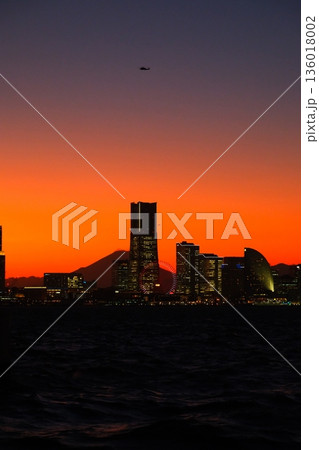 横浜みなとみらいの夕暮れ 横浜みなとみらいの夕暮れ 136018002