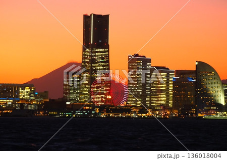 横浜みなとみらいの夕暮れ 横浜みなとみらいの夕暮れ 136018004