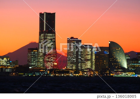 横浜みなとみらいの夕暮れ 136018005