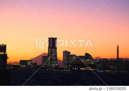 横浜みなとみらいの夕暮れ 136018020