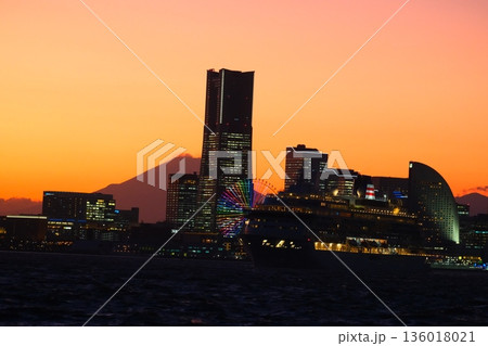 横浜みなとみらいの夕暮れ 136018021