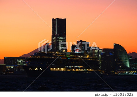 横浜みなとみらいの夕暮れ 136018022