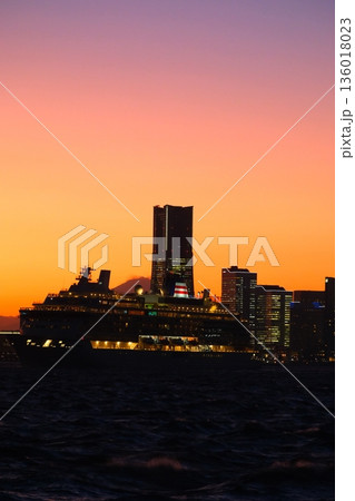 横浜みなとみらいの夕暮れ 136018023