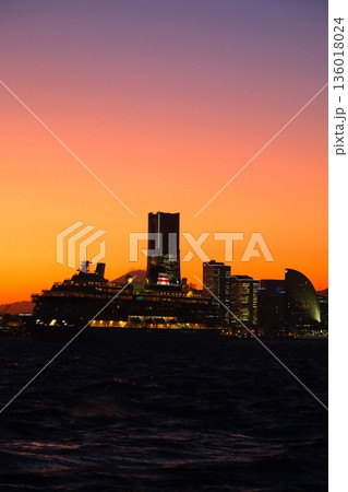 横浜みなとみらいの夕暮れ 136018024