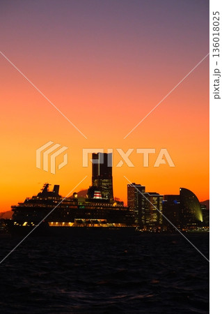 横浜みなとみらいの夕暮れ 136018025